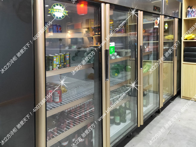 小店紧凑也没关系，人流量大，老板干脆站在外边卖